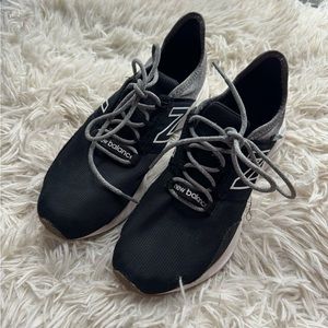 Boys new balance tennis shoes. Size 5.5